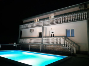 Pool apartment Leonardo